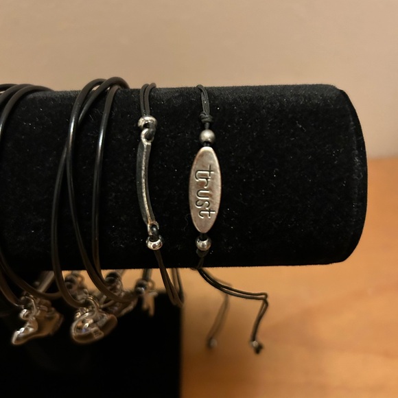 11 Bracelets, 8 charm, 3 metal bangles - Picture 4 of 11